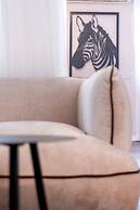 Spacious 4BD House w Pool in Hezliya