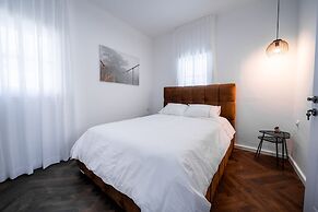 Spacious 4BD House w Pool in Hezliya