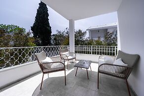 Spacious 4BD House w Pool in Hezliya