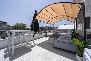 Spacious 4BD House w Pool in Hezliya