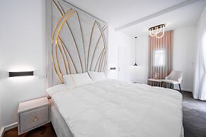 Spacious 4BD House w Pool in Hezliya