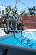 Spacious 4BD House w Pool in Hezliya