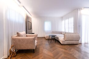 Spacious 4BD House w Pool in Hezliya