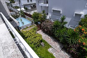 Spacious 4BD House w Pool in Hezliya