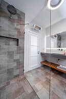 Spacious 4BD House w Pool in Hezliya