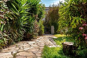 Spacious 4BD House w Pool in Hezliya