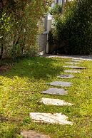 Spacious 4BD House w Pool in Hezliya