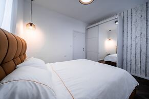 Spacious 4BD House w Pool in Hezliya