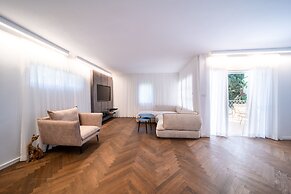 Spacious 4BD House w Pool in Hezliya