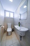 Spacious 4BD House w Pool in Hezliya