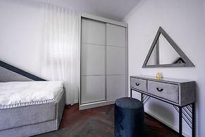 Spacious 4BD House w Pool in Hezliya