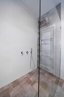 Spacious 4BD House w Pool in Hezliya