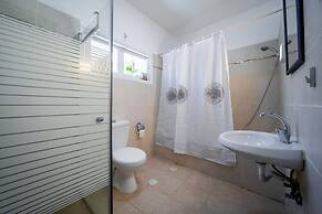 Spacious 4BD House w Pool in Hezliya