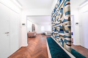 Spacious 4BD House w Pool in Hezliya