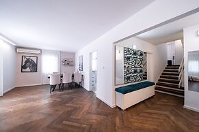 Spacious 4BD House w Pool in Hezliya