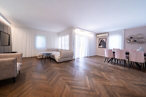 Spacious 4BD House w Pool in Hezliya