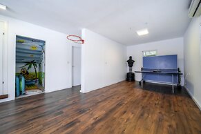 Spacious 4BD House w Pool in Hezliya