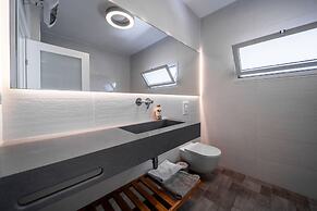 Spacious 4BD House w Pool in Hezliya