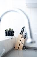 Spacious 4BD House w Pool in Hezliya