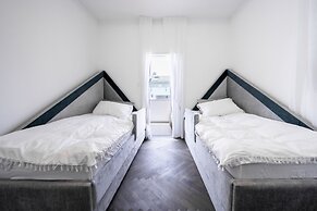 Spacious 4BD House w Pool in Hezliya