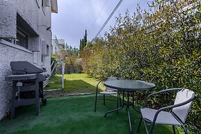 Spacious 4BD House w Pool in Hezliya