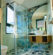 The Moon Boutique Hotel Cat Ba