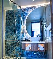 The Moon Boutique Hotel Cat Ba