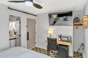 Highliner Hotel - King Rooms With City & Park Views
