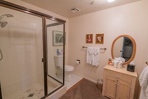 Lakefront Viking Oasis Condo