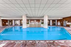 Cozy and Spacious 2B Condo w Private Balcony and Fireplace