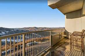 Cozy and Spacious 2B Condo w Private Balcony and Fireplace