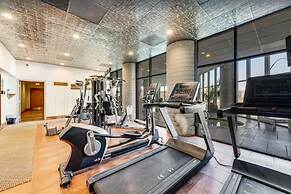 Cozy and Spacious 2B Condo w Private Balcony and Fireplace