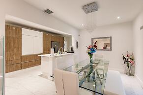 Stylish Aventura Home With Pool on Intercostal