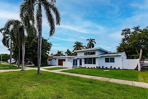Stylish Aventura Home With Pool on Intercostal