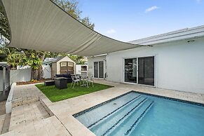 Stylish Aventura Home With Pool on Intercostal