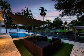 Stylish Aventura Home With Pool on Intercostal