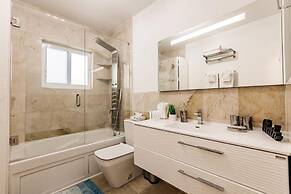 Stylish Aventura Home With Pool on Intercostal