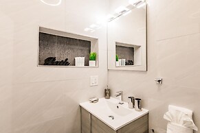 Stylish Aventura Home With Pool on Intercostal