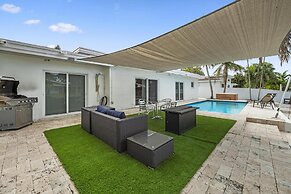 Stylish Aventura Home With Pool on Intercostal