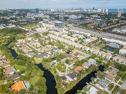 Stylish Aventura Home With Pool on Intercostal