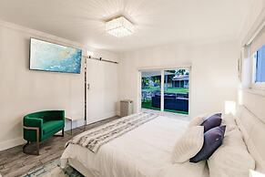 Stylish Aventura Home With Pool on Intercostal