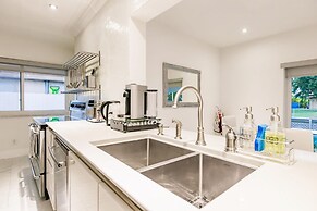 Stylish Aventura Home With Pool on Intercostal