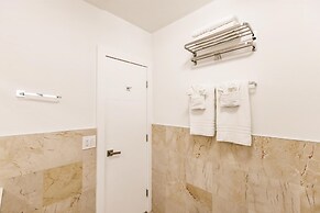 Stylish Aventura Home With Pool on Intercostal