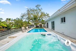 Stylish Aventura Home With Pool on Intercostal