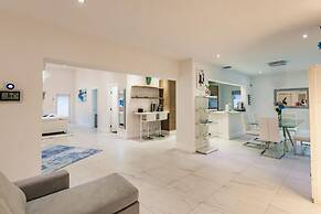 Stylish Aventura Home With Pool on Intercostal