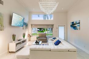 Stylish Aventura Home With Pool on Intercostal