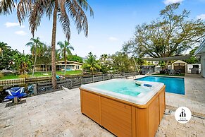 Stylish Aventura Home With Pool on Intercostal