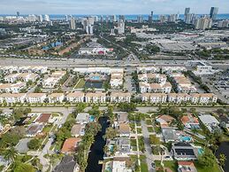 Stylish Aventura Home With Pool on Intercostal