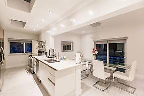 Stylish Aventura Home With Pool on Intercostal