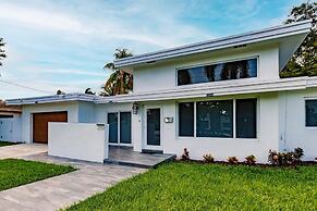 Stylish Aventura Home With Pool on Intercostal